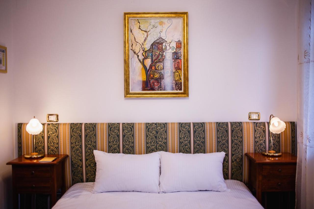 Casa 3 Guesthouse オラデア エクステリア 写真