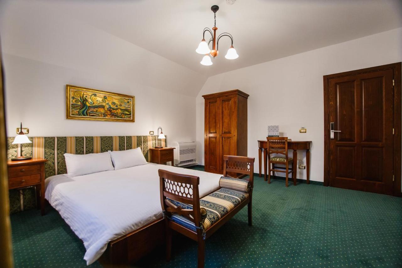 Casa 3 Guesthouse オラデア エクステリア 写真