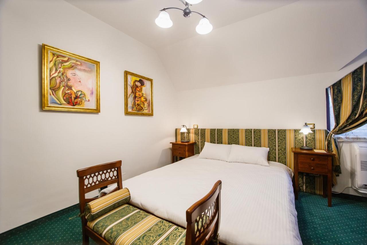 Casa 3 Guesthouse オラデア エクステリア 写真
