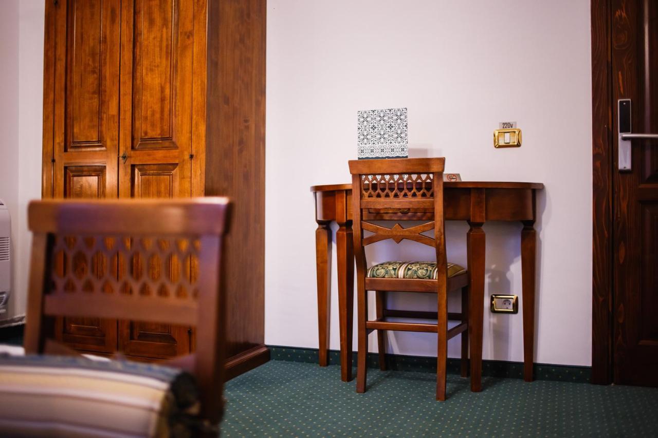 Casa 3 Guesthouse オラデア エクステリア 写真