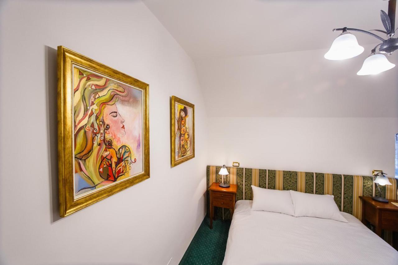 Casa 3 Guesthouse オラデア エクステリア 写真
